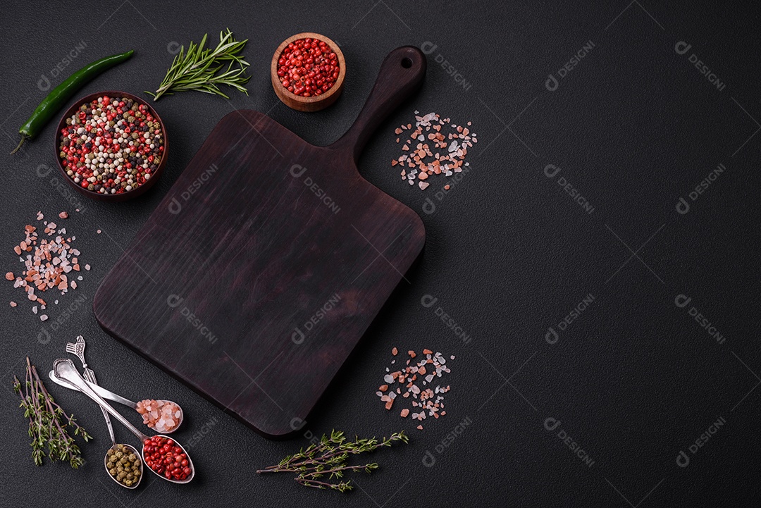 Filé de peixe salmão vermelho cru com sal, especiarias e ervas sobre um fundo escuro de concreto