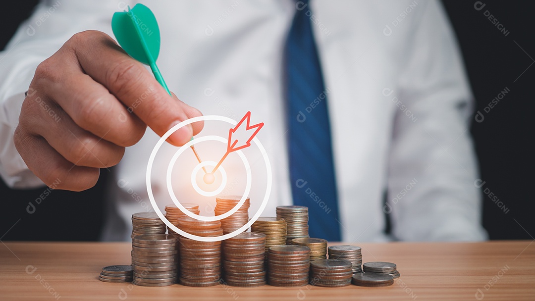 O empresário usa setas para marcar metas de renda, metas financeiras, metas de poupança, metas financeiras de aposentadoria.