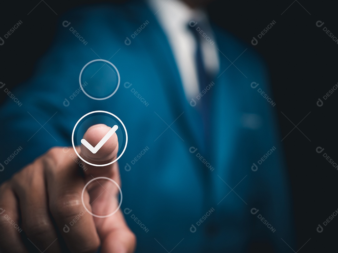 Checklist e preenchimento de formulário de pesquisa on-line. Sistema de gerenciamento de documentos, DMS.