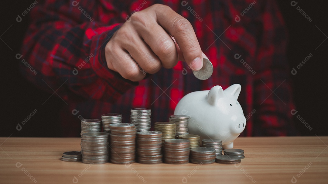 Humano coloca dinheiro na pilha do cofrinho. Conceitos de finanças, poupança, investimento e definição de metas para depósitos fixos em bancos.