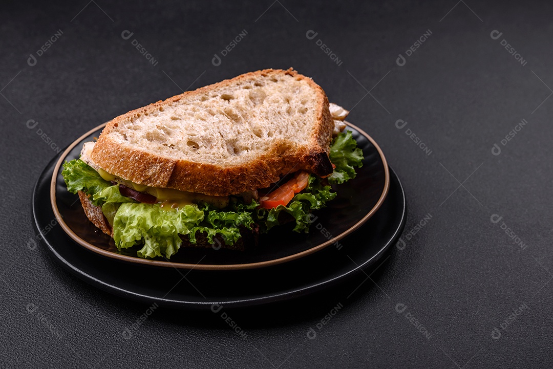 Sanduíche fresco e saboroso com salmão, abacate e sementes de gergelim e linho sobre um fundo escuro de concreto