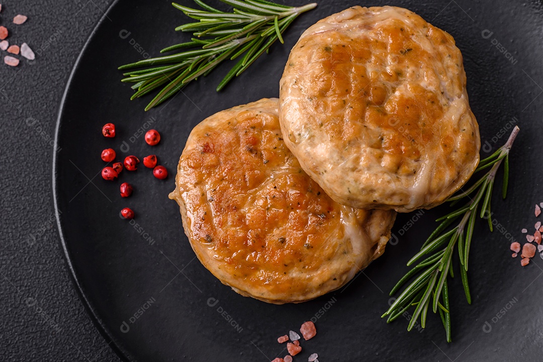 Almôndegas grelhadas com especiarias e ervas ou crepinette sobre fundo escuro de concreto