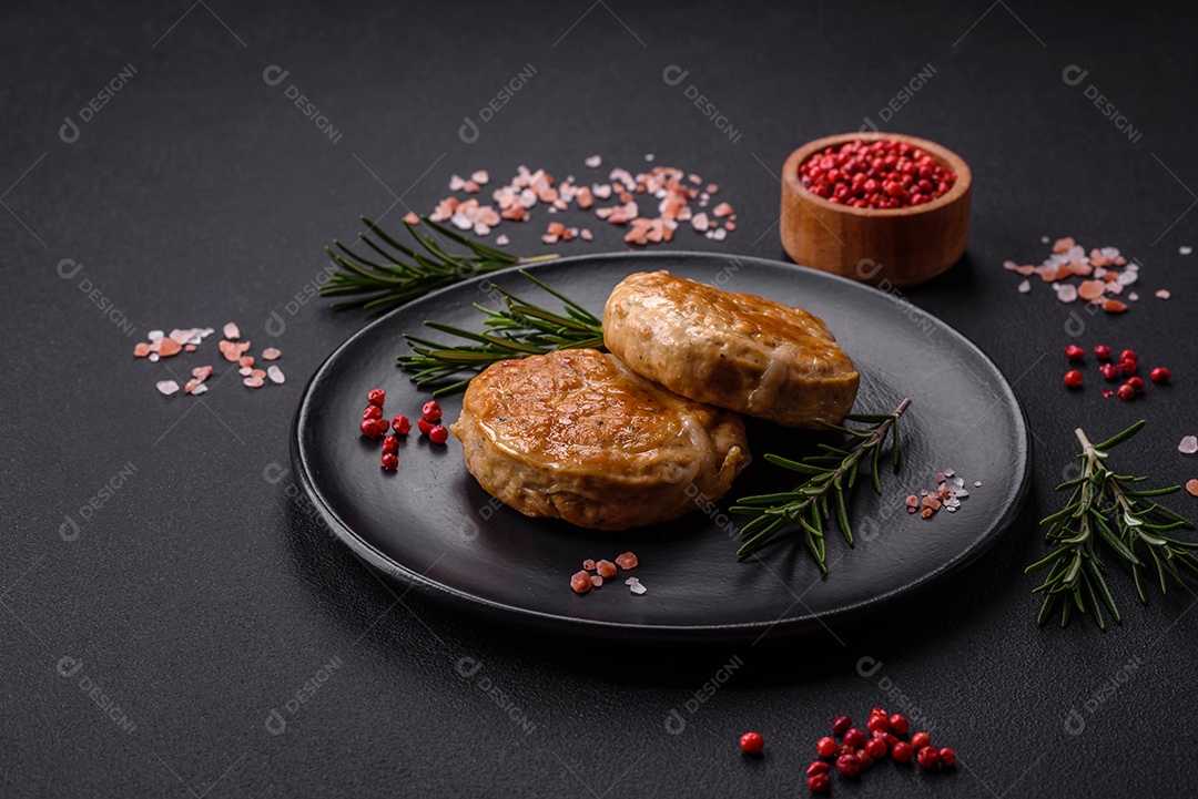 Almôndegas grelhadas com especiarias e ervas ou crepinette sobre fundo escuro de concreto