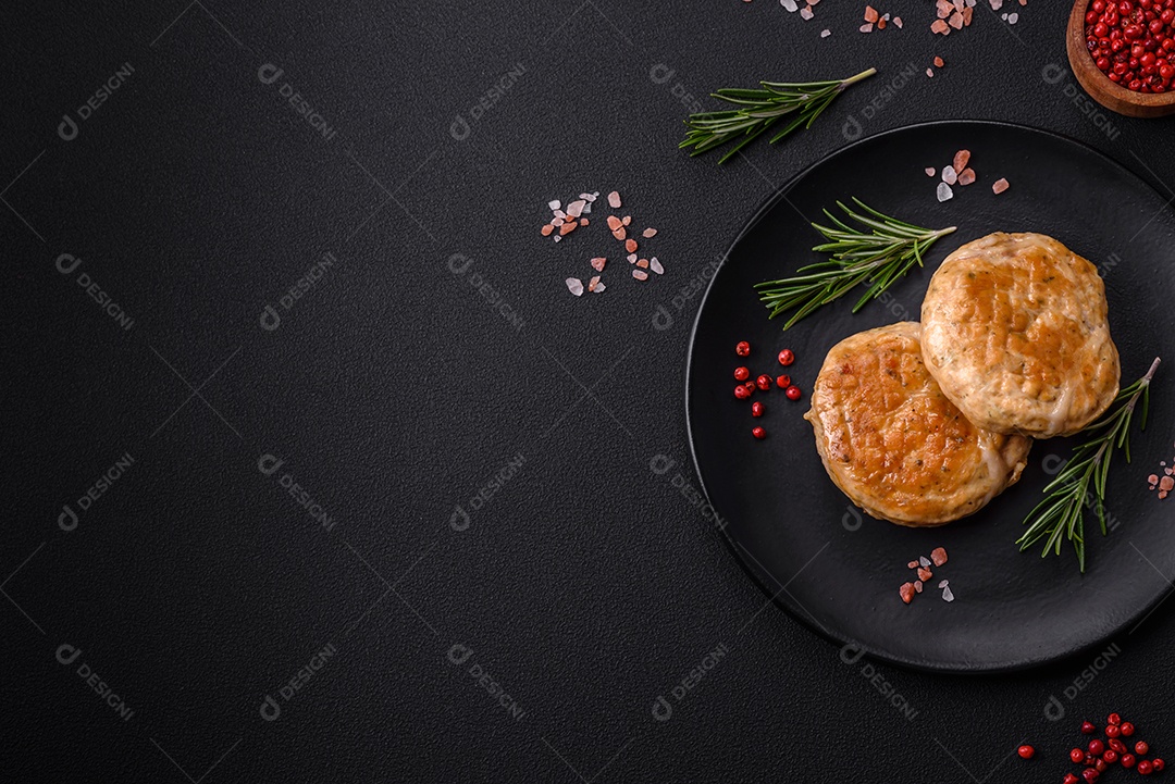 Almôndegas grelhadas com especiarias e ervas ou crepinette sobre fundo escuro de concreto