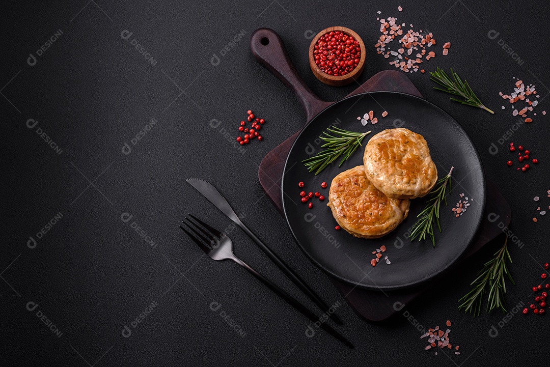 Almôndegas grelhadas com especiarias e ervas ou crepinette sobre fundo escuro de concreto