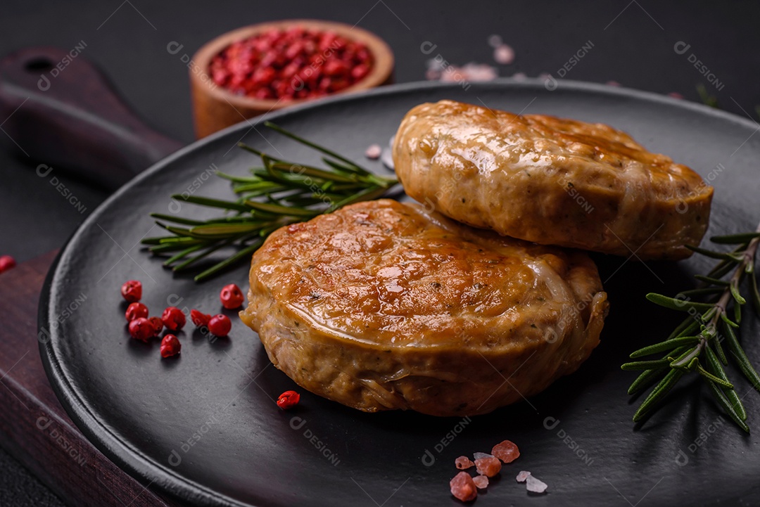 Almôndegas grelhadas com especiarias e ervas ou crepinette sobre fundo escuro de concreto