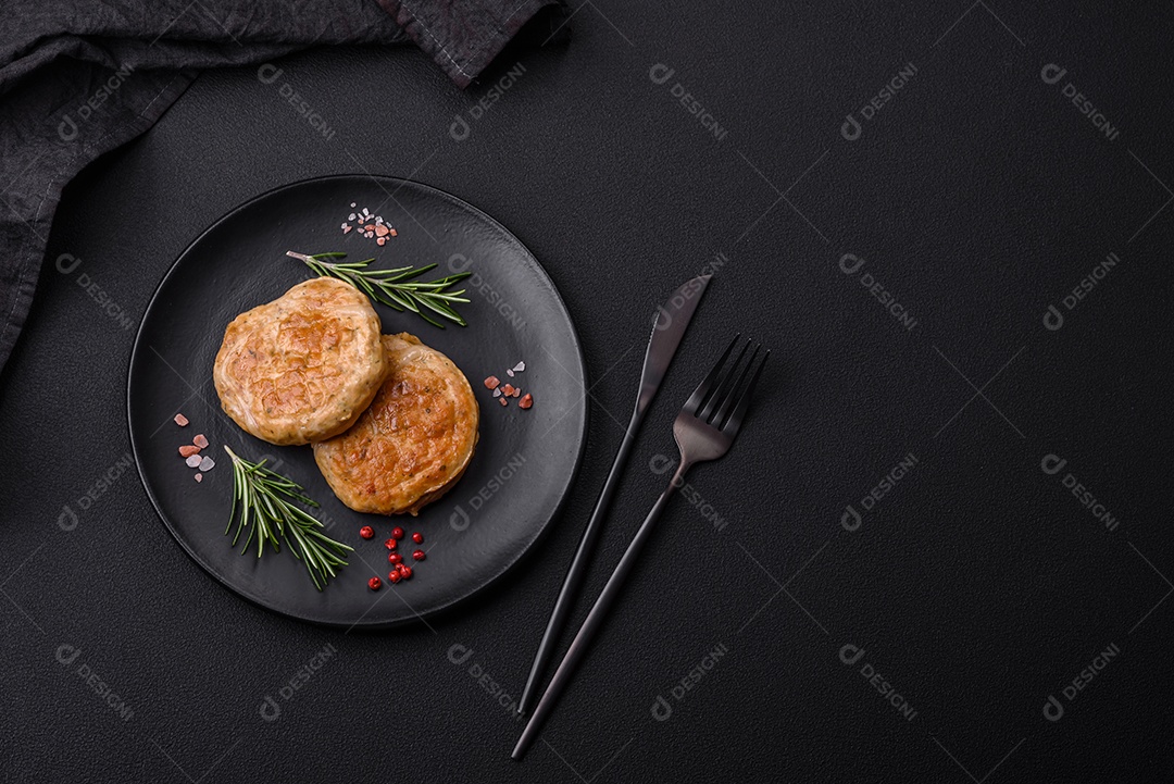 Almôndegas grelhadas com especiarias e ervas ou crepinette sobre fundo escuro de concreto