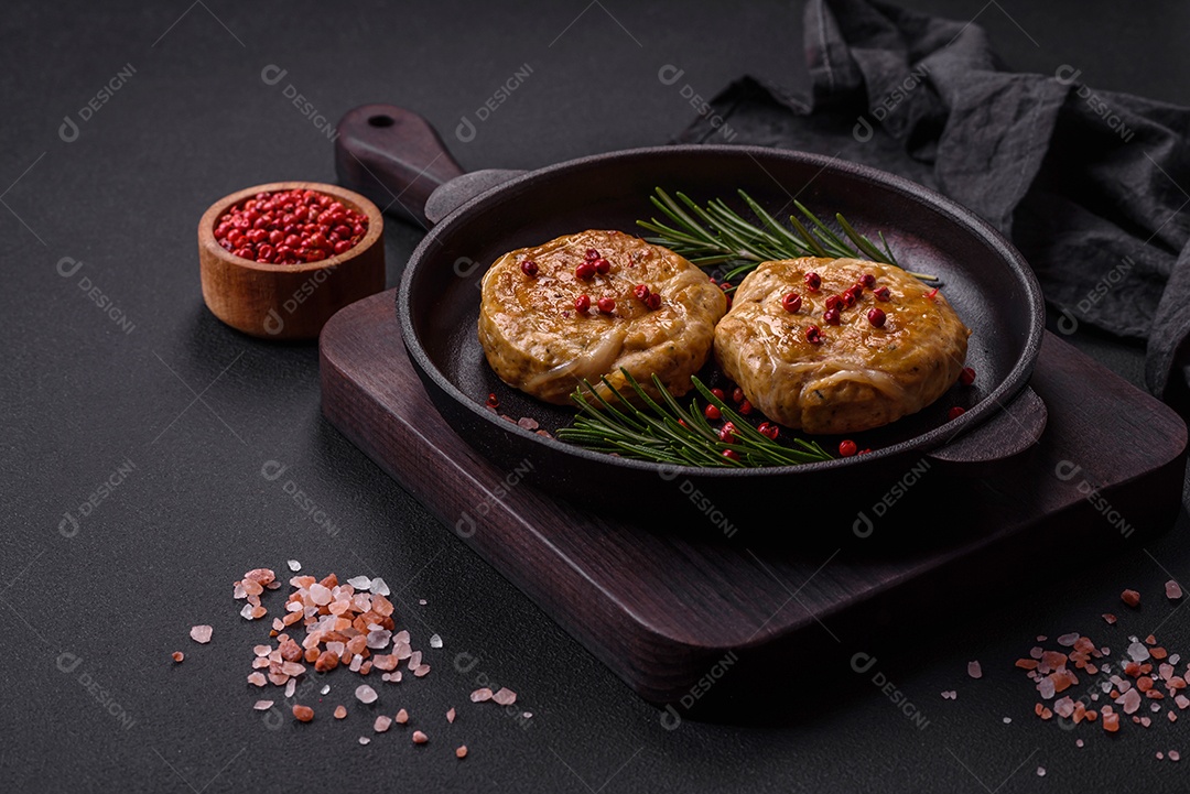 Almôndegas grelhadas com especiarias e ervas ou crepinette sobre fundo escuro de concreto