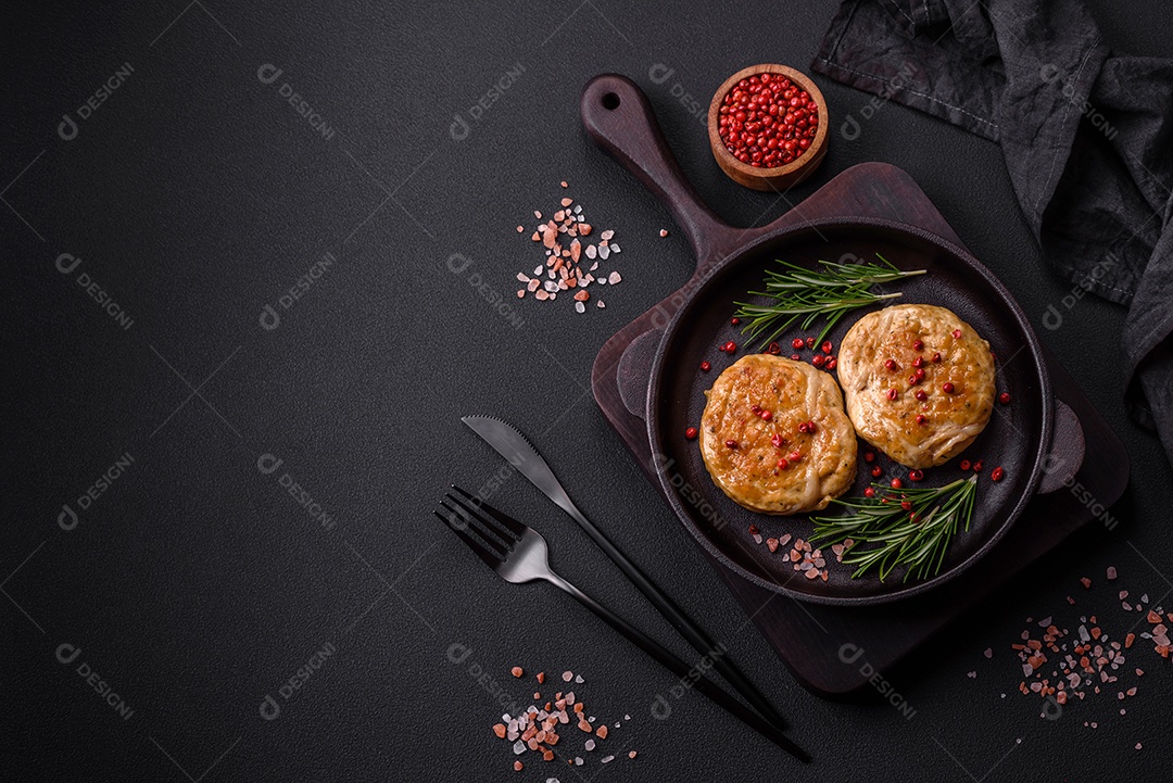 Almôndegas grelhadas com especiarias e ervas ou crepinette sobre fundo escuro de concreto