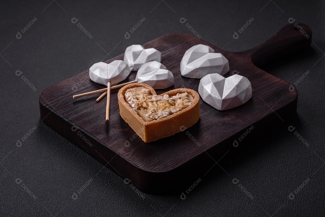Lindos doces saborosos na cor cinza sobre um fundo escuro de concreto. Doces para o dia dos namorados