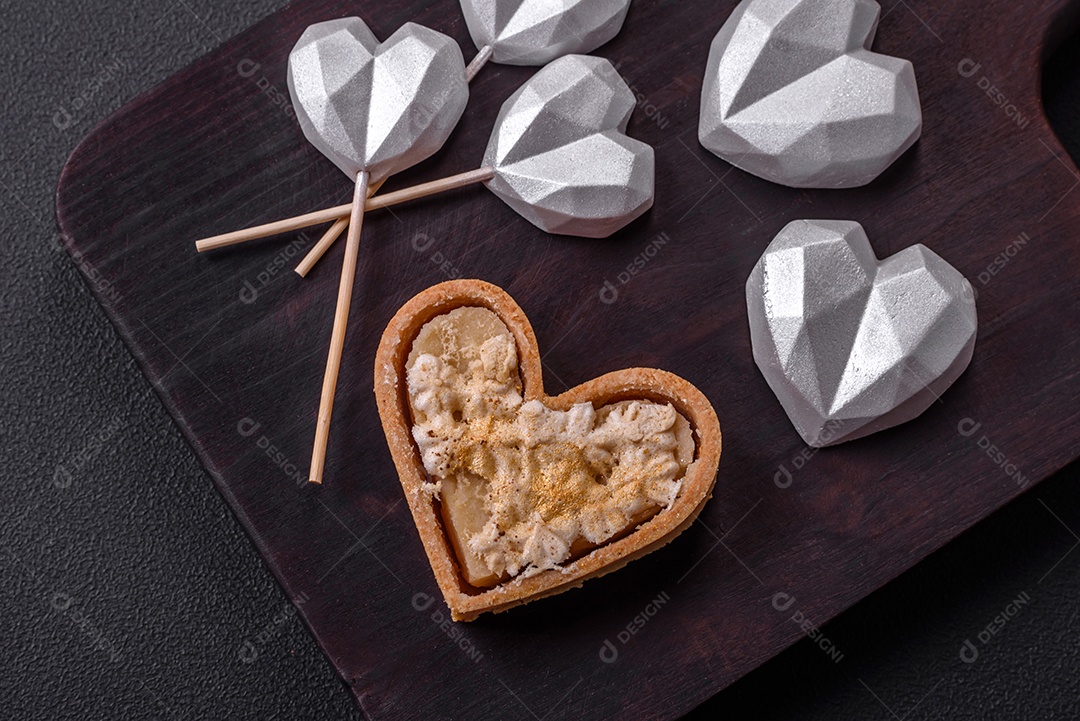 Lindos doces saborosos na cor cinza sobre um fundo escuro de concreto. Doces para o dia dos namorados