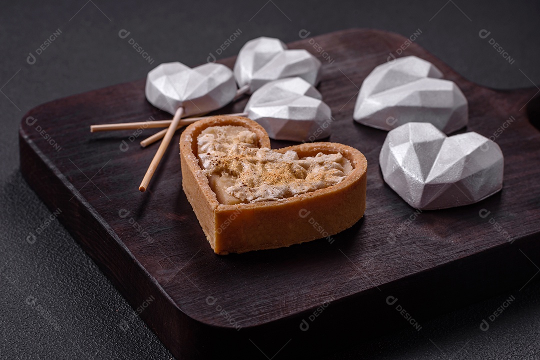 Lindos doces saborosos na cor cinza sobre um fundo escuro de concreto. Doces para o dia dos namorados