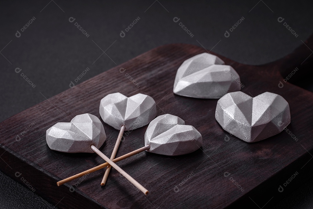 Lindos doces saborosos na cor cinza sobre um fundo escuro de concreto. Doces para o dia dos namorados