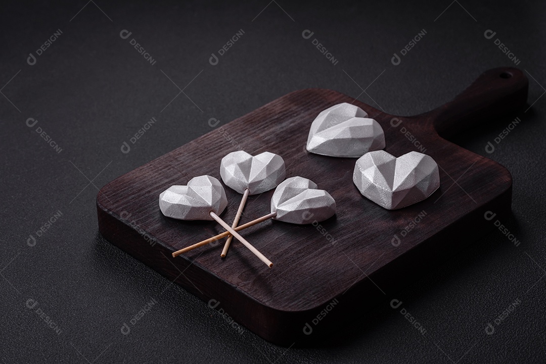 Lindos doces saborosos na cor cinza sobre um fundo escuro de concreto. Doces para o dia dos namorados