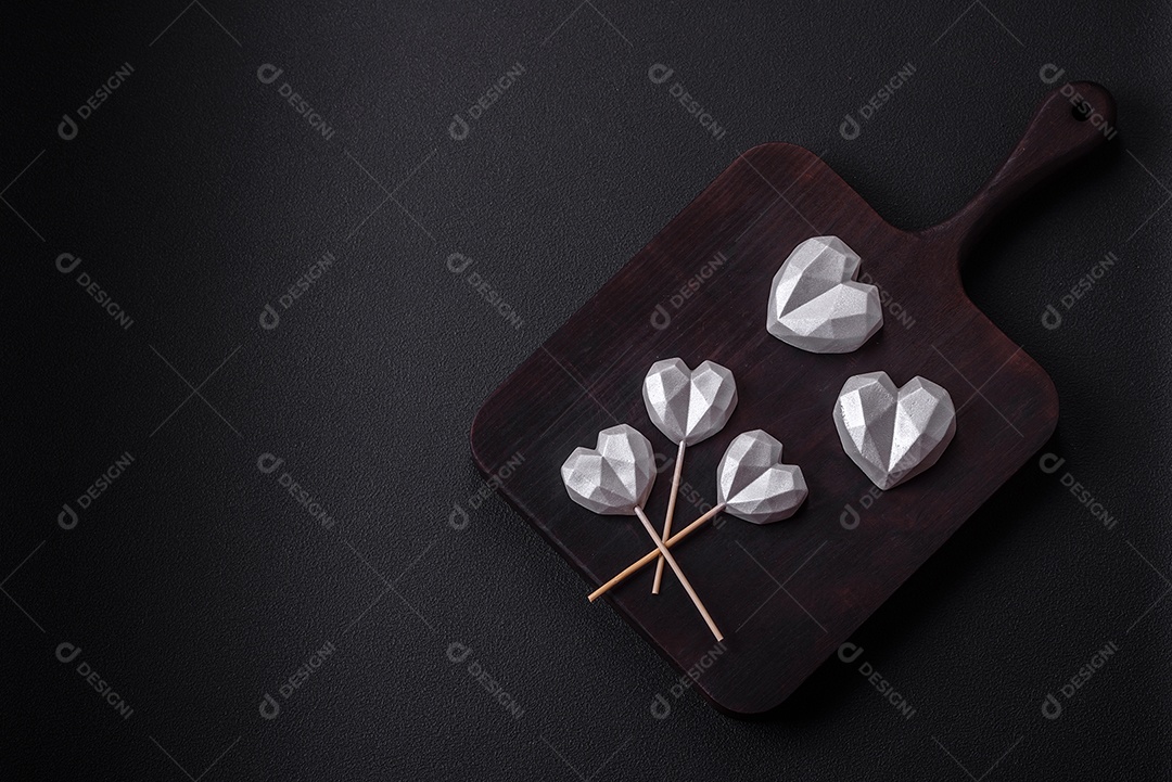 Lindos doces saborosos na cor cinza sobre um fundo escuro de concreto. Doces para o dia dos namorados