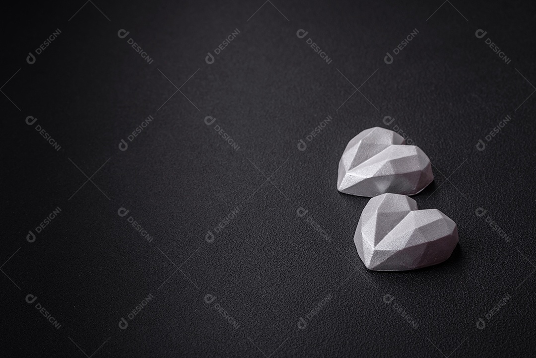 Lindos doces saborosos na cor cinza sobre um fundo escuro de concreto. Doces para o dia dos namorados