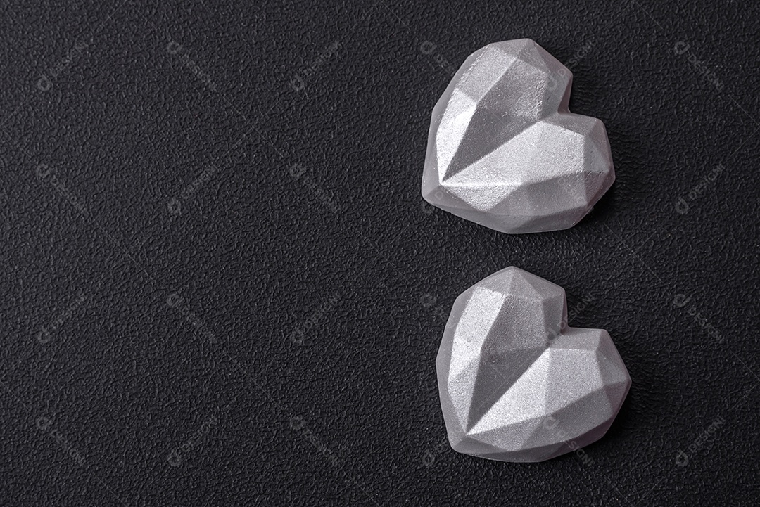 Lindos doces saborosos na cor cinza sobre um fundo escuro de concreto. Doces para o dia dos namorados