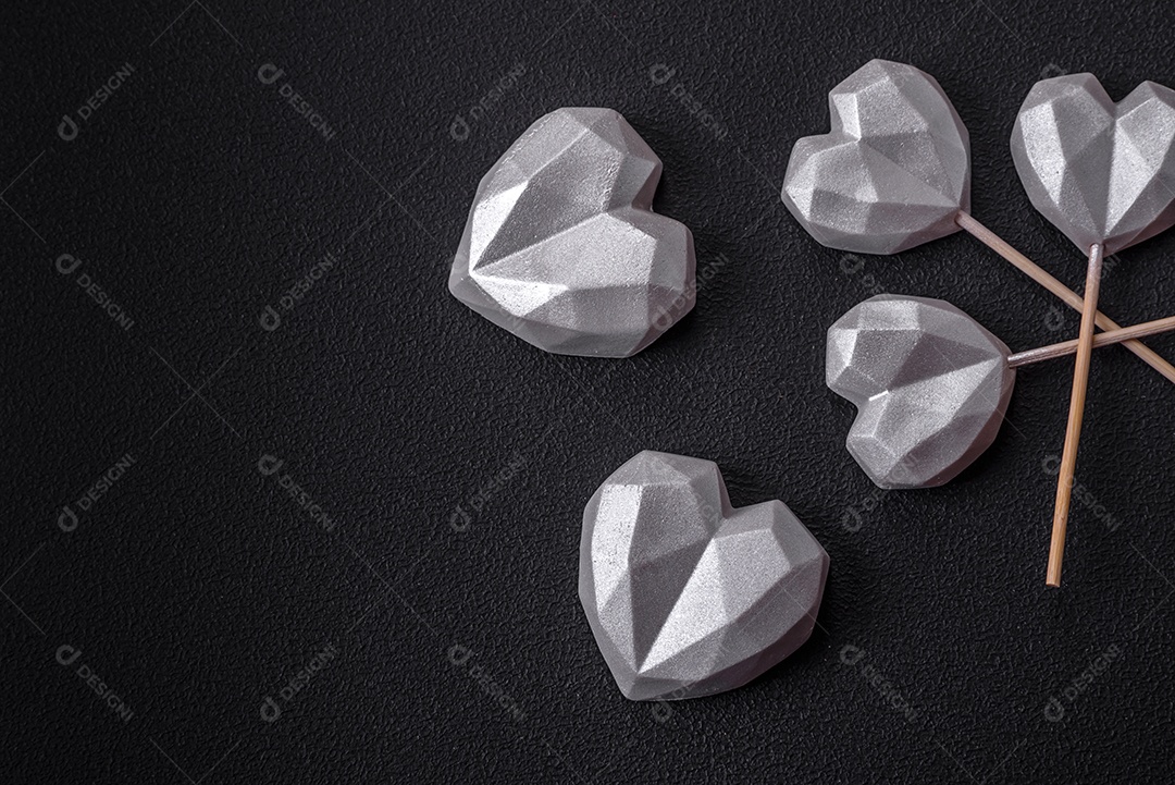 Lindos doces saborosos na cor cinza sobre um fundo escuro de concreto. Doces para o dia dos namorados