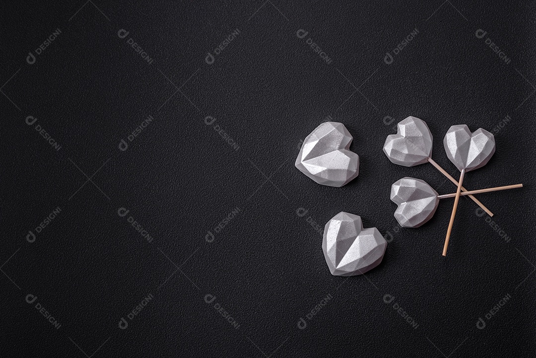 Lindos doces saborosos na cor cinza sobre um fundo escuro de concreto. Doces para o dia dos namorados