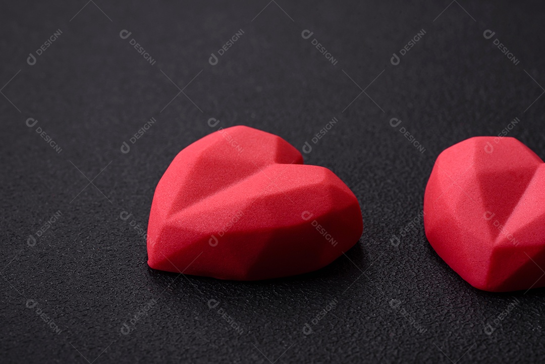 Deliciosos bombons de chocolate em forma de coração em um fundo escuro de concreto. Comemoração do dia dos namorados