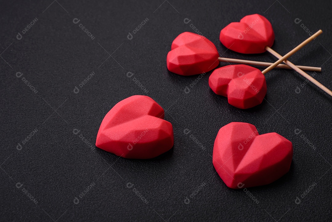 Deliciosos bombons de chocolate em forma de coração em um fundo escuro de concreto. Comemoração do dia dos namorados
