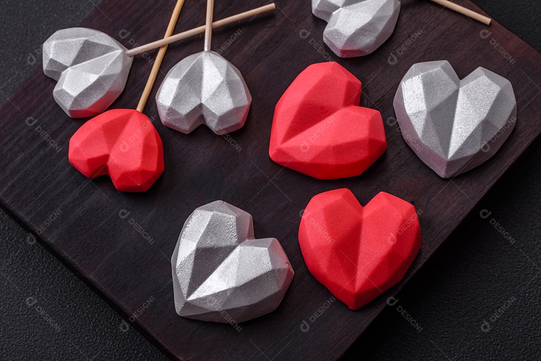 Deliciosos bombons de chocolate em forma de coração em um fundo escuro de concreto. Comemoração do dia dos namorados