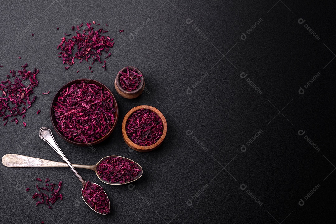 Beterrabas secas em pequenas fatias em uma tigela de madeira sobre um fundo preto de concreto. Cozinha asiática