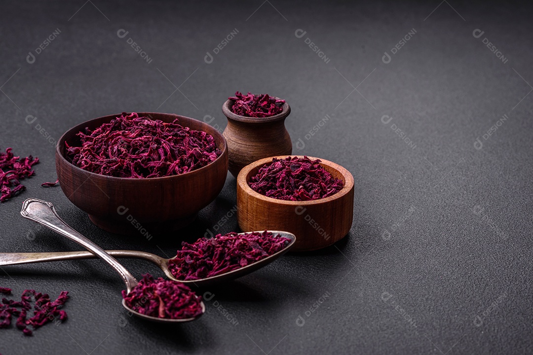 Beterrabas secas em pequenas fatias em uma tigela de madeira sobre um fundo preto de concreto. Cozinha asiática