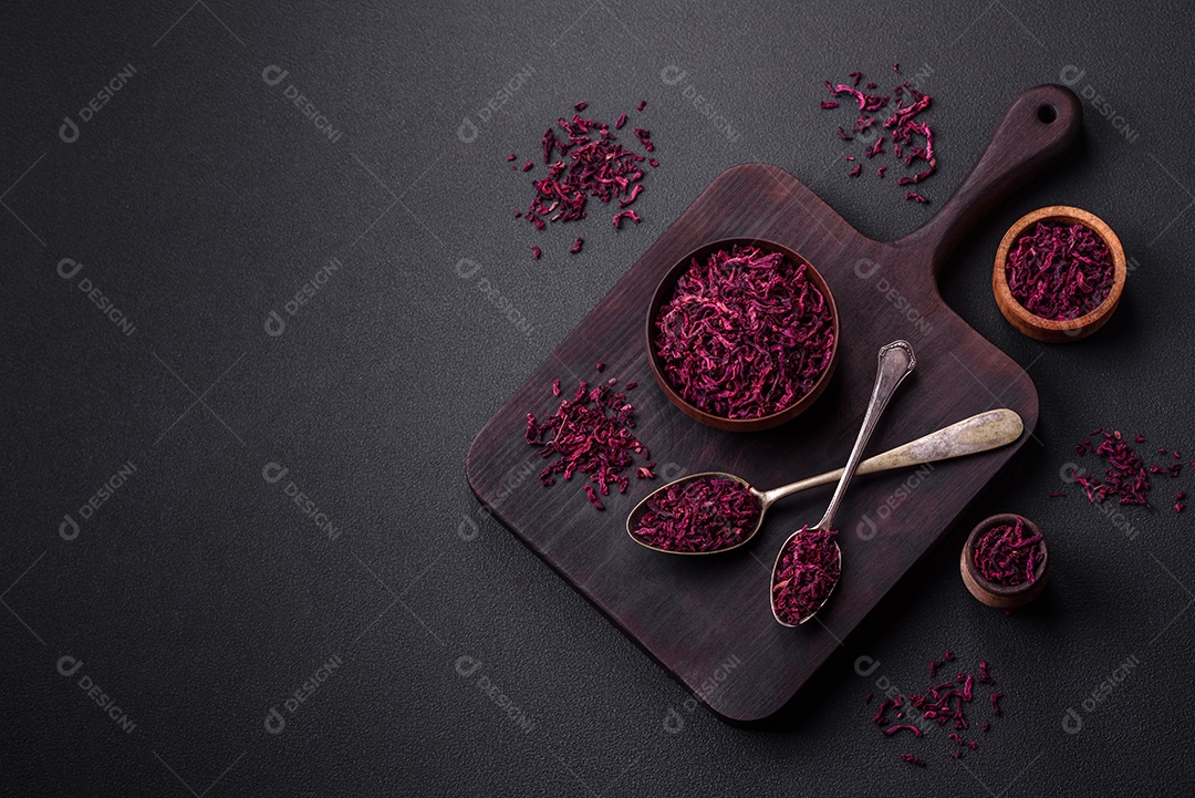 Beterrabas secas em pequenas fatias em uma tigela de madeira sobre um fundo preto de concreto. Cozinha asiática