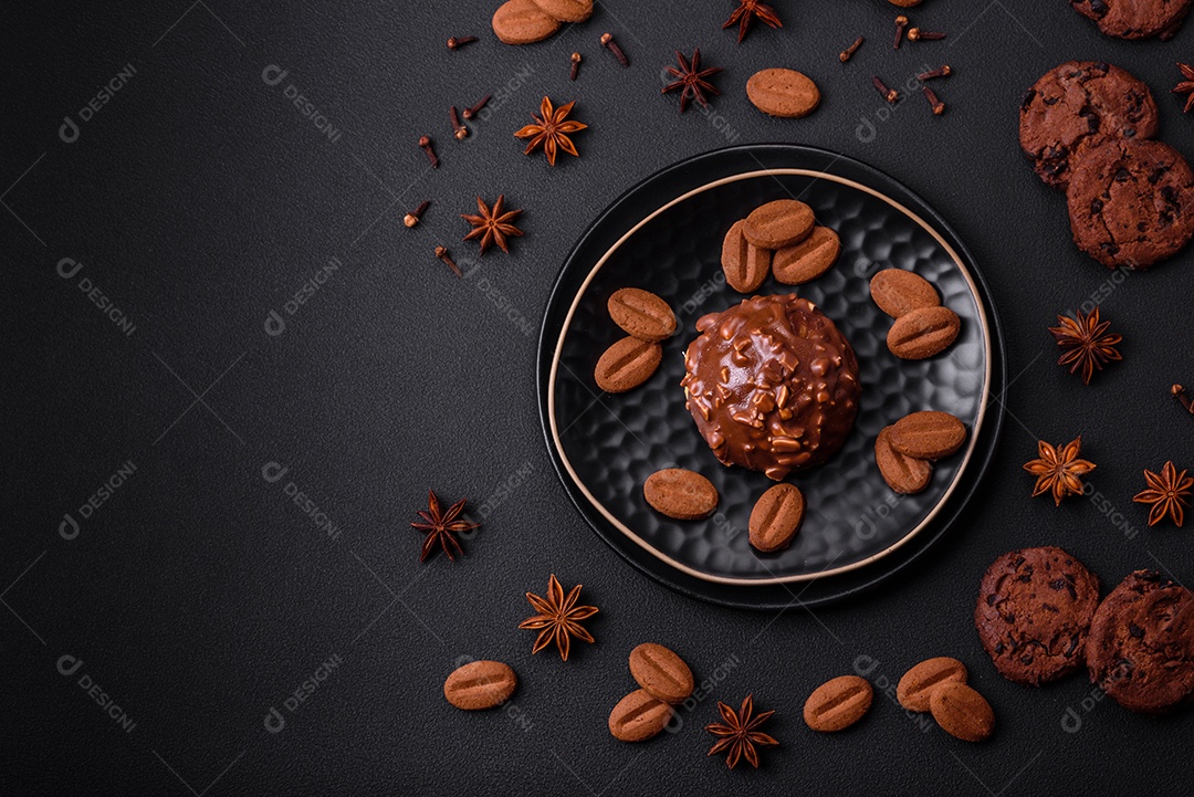 Deliciosa torta de chocolate com nozes em uma placa de cerâmica preta sobre um fundo escuro de concreto