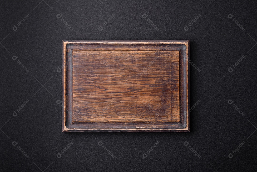 Tábua de corte de madeira vazia em fundo de concreto texturizado escuro, preparação para o jantar