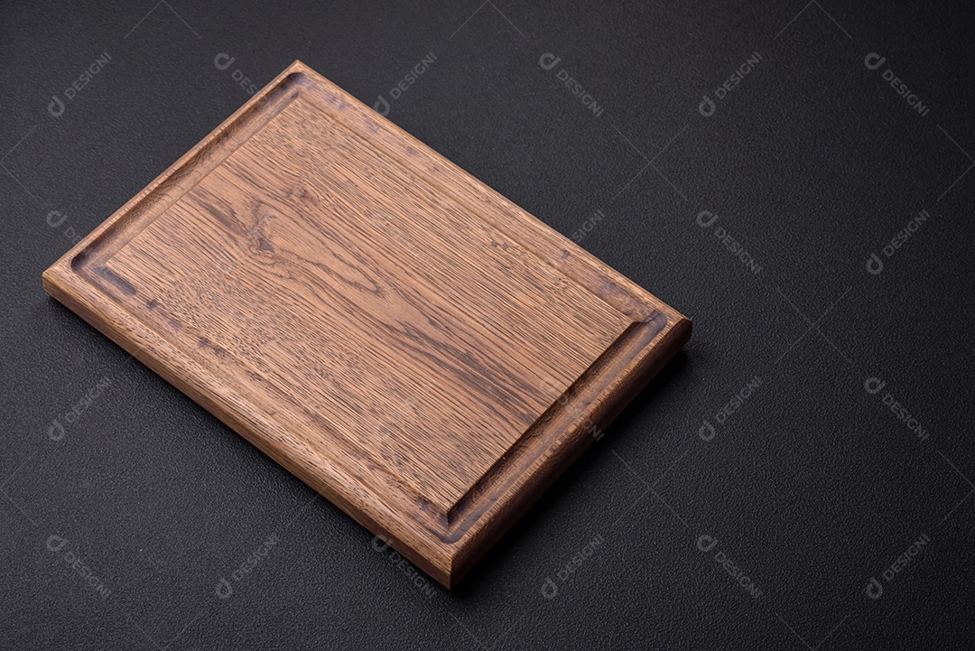 Tábua de corte de madeira vazia em fundo de concreto texturizado escuro, preparação para o jantar