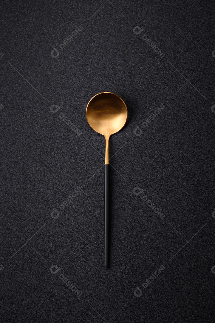 Colher de metal vazia em fundo de concreto texturizado escuro. Talheres, preparação para o jantar