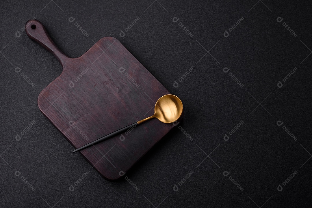 Colher de metal vazia em fundo de concreto texturizado escuro. Talheres, preparação para o jantar