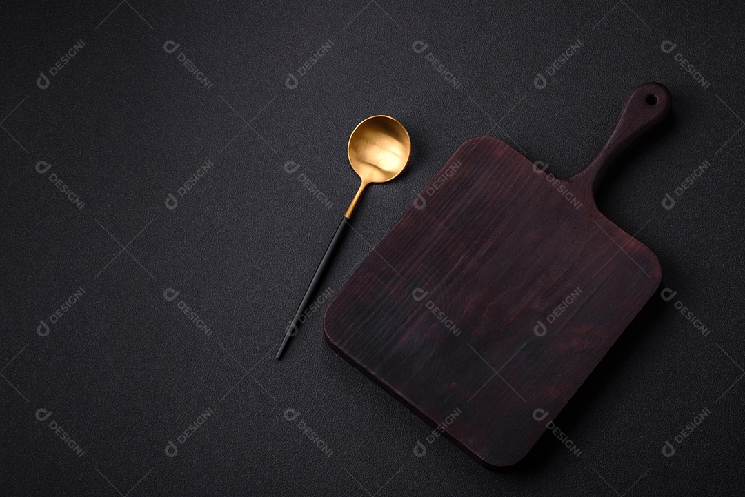 Colher de metal vazia em fundo de concreto texturizado escuro. Talheres, preparação para o jantar