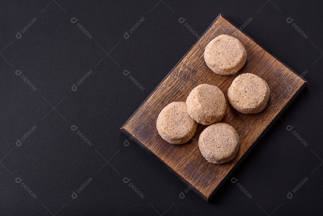 Falafel cru, um prato tradicional oriental com especiarias e ervas. Prato vegetariano