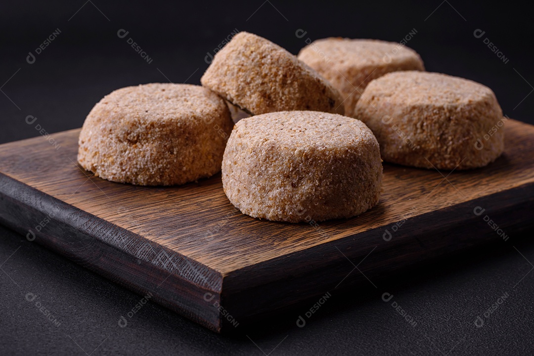 Falafel cru, um prato tradicional oriental com especiarias e ervas. Prato vegetariano