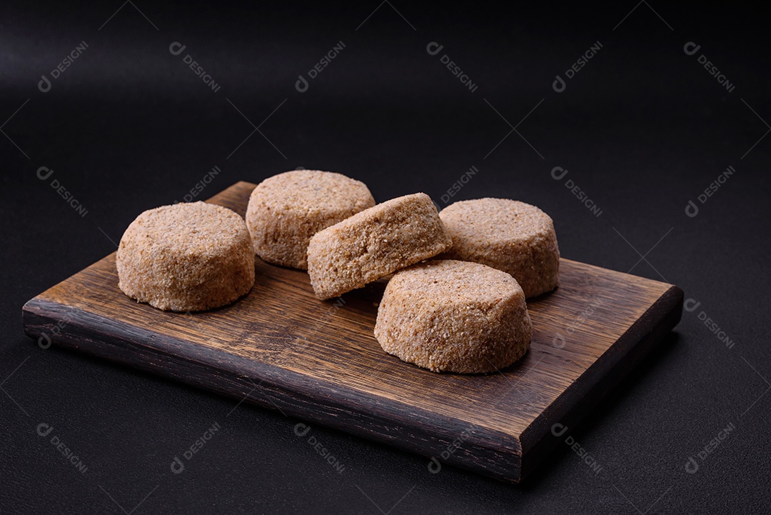 Falafel cru, um prato tradicional oriental com especiarias e ervas. Prato vegetariano