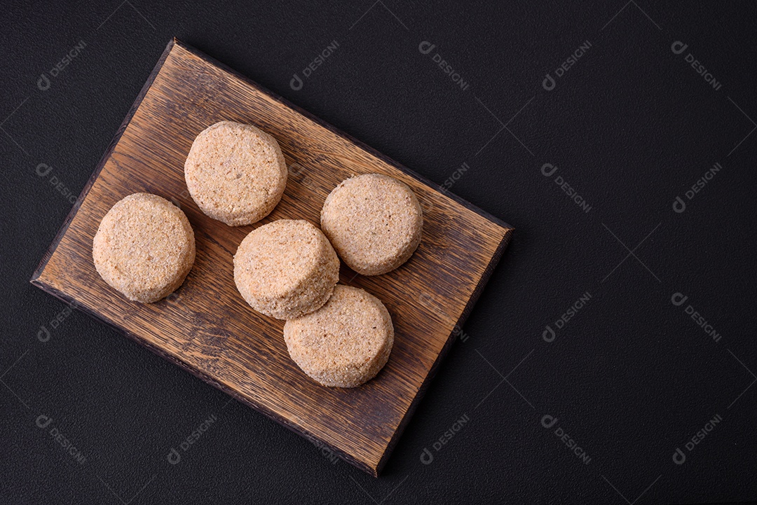 Falafel cru, um prato tradicional oriental com especiarias e ervas. Prato vegetariano