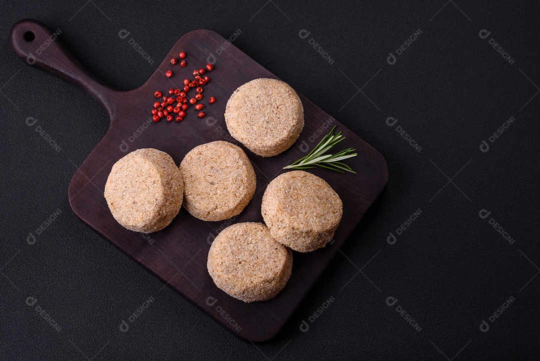 Falafel cru, um prato tradicional oriental com especiarias e ervas. Prato vegetariano