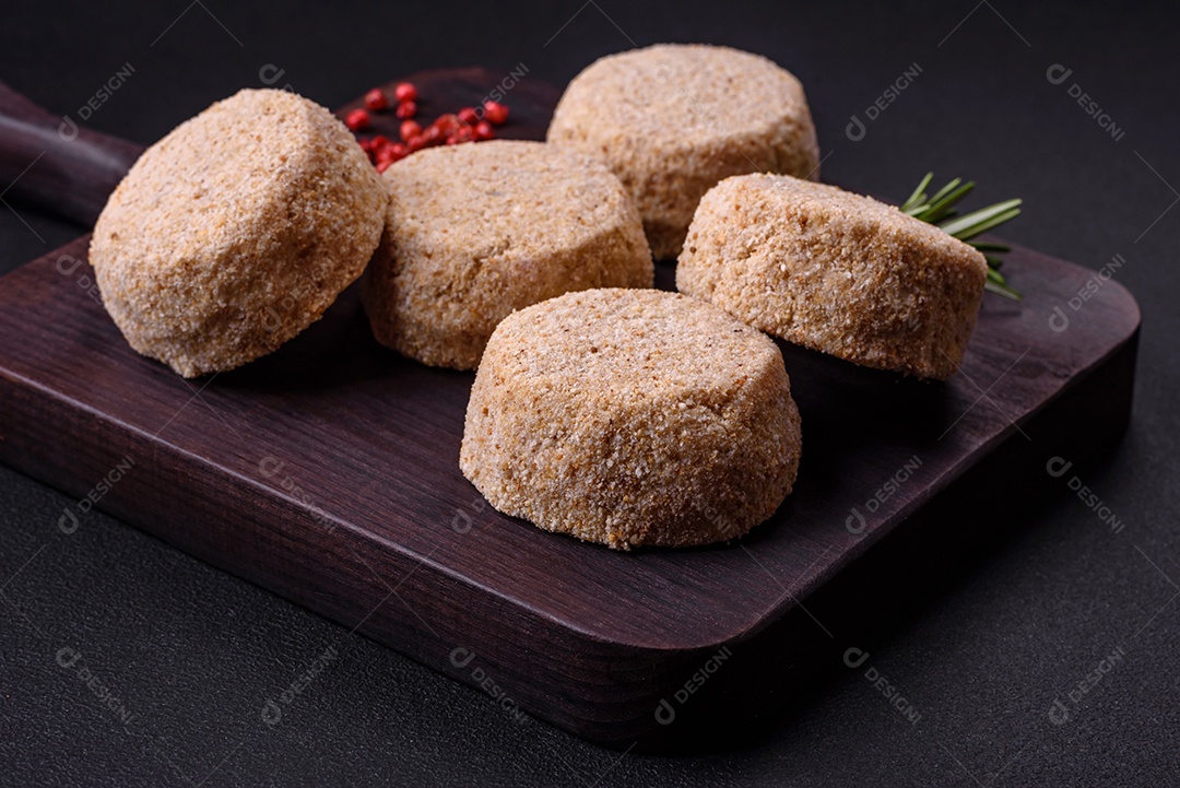 Faláel cru, um prato tradicional oriental com especiarias e ervas. Prato vegetariano