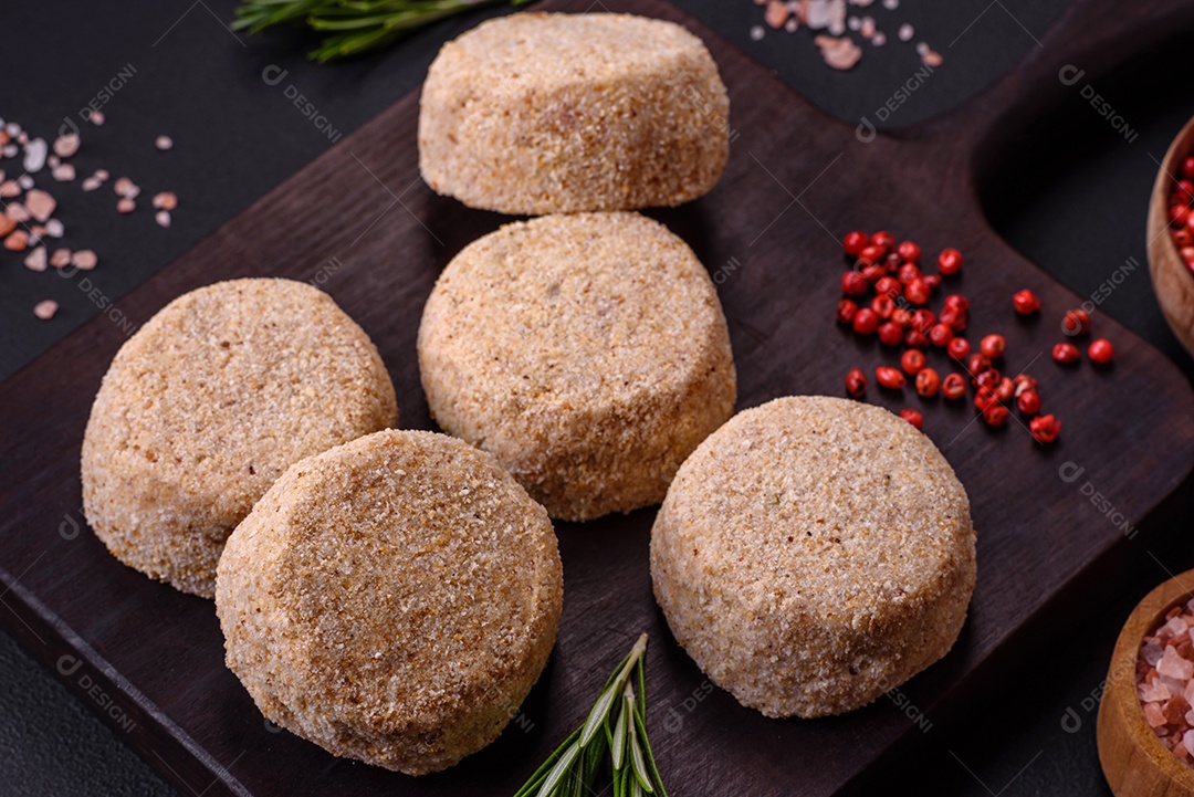 Faláel cru, um prato tradicional oriental com especiarias e ervas. Prato vegetariano