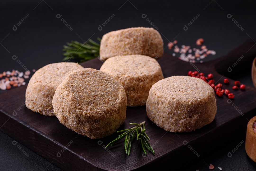 Faláel cru, um prato tradicional oriental com especiarias e ervas. Prato vegetariano