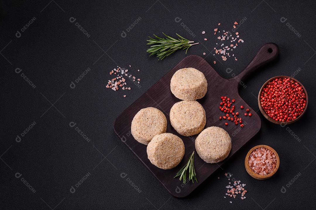 Faláel cru, um prato tradicional oriental com especiarias e ervas. Prato vegetariano