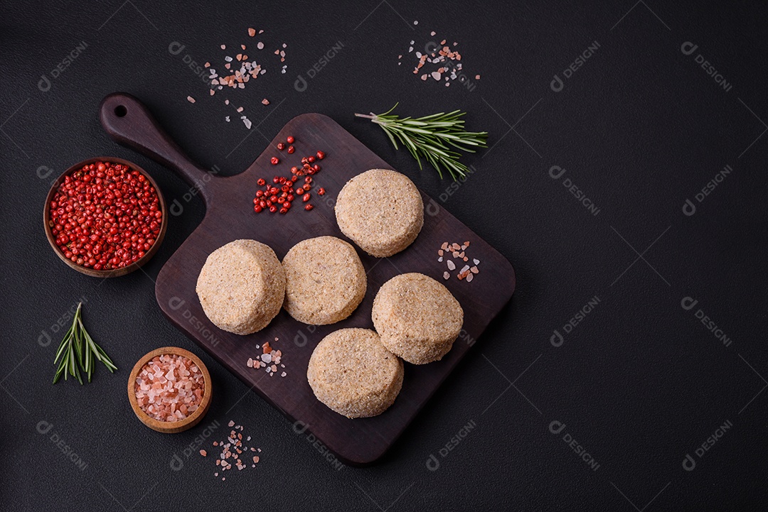 Faláel cru, um prato tradicional oriental com especiarias e ervas. Prato vegetariano