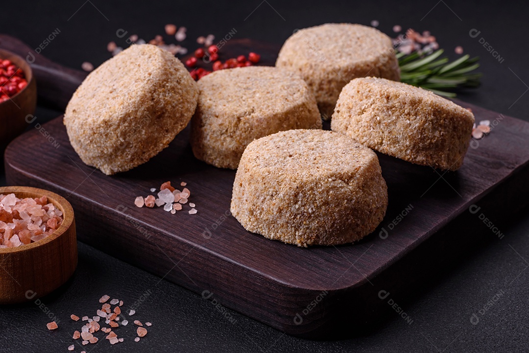 Faláel cru, um prato tradicional oriental com especiarias e ervas. Prato vegetariano