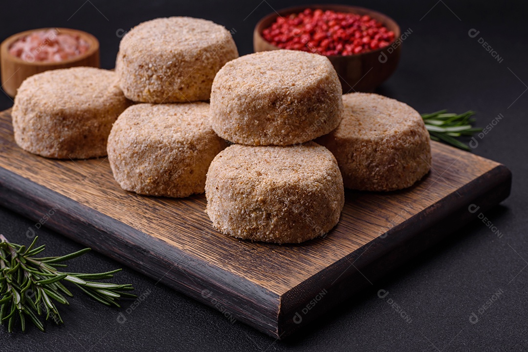 Faláel cru, um prato tradicional oriental com especiarias e ervas. Prato vegetariano