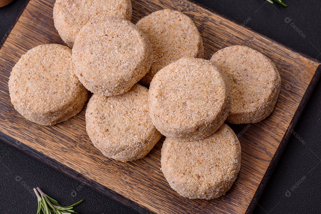 Faláel cru, um prato tradicional oriental com especiarias e ervas. Prato vegetariano