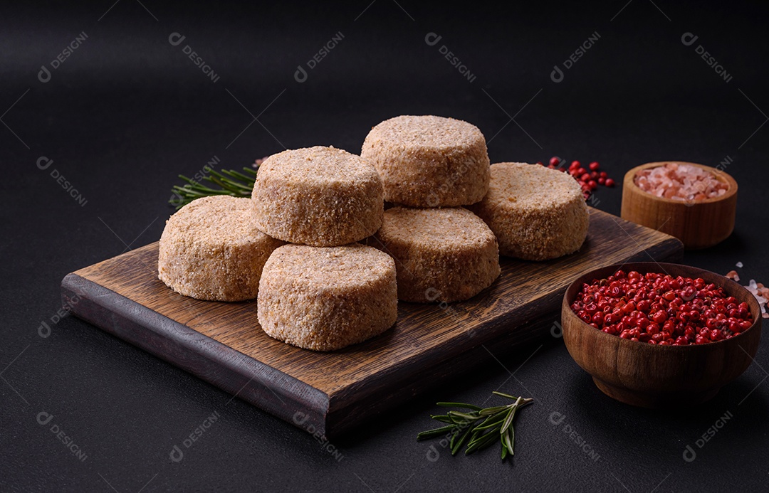 Faláel cru, um prato tradicional oriental com especiarias e ervas. Prato vegetariano