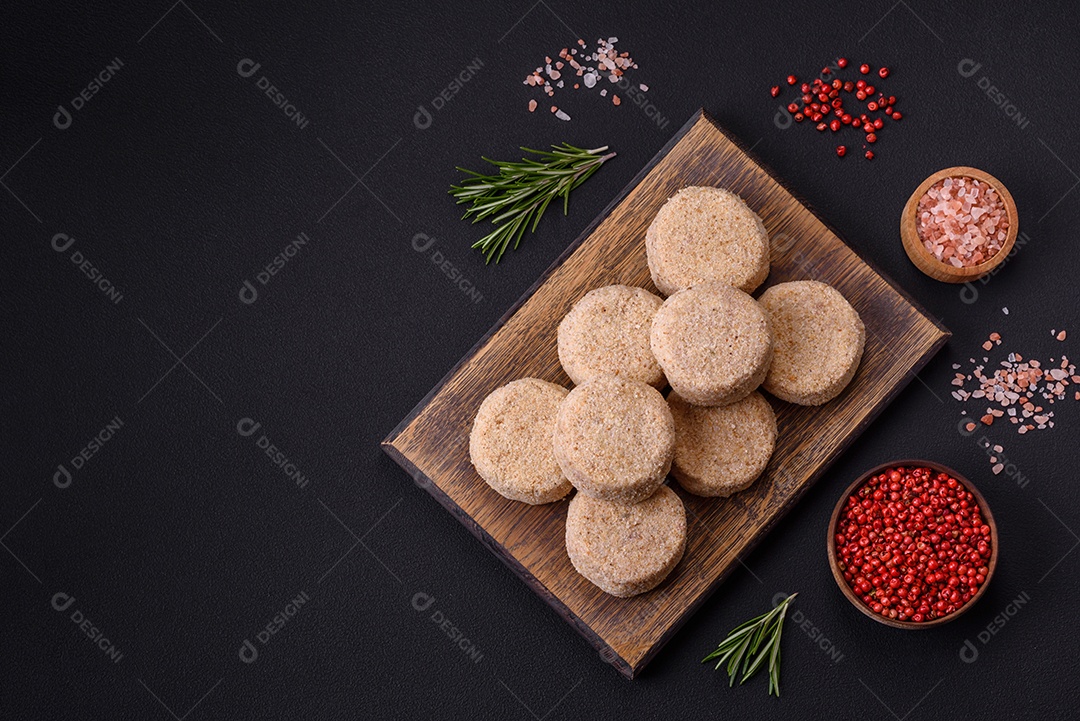 Faláel cru, um prato tradicional oriental com especiarias e ervas. Prato vegetariano